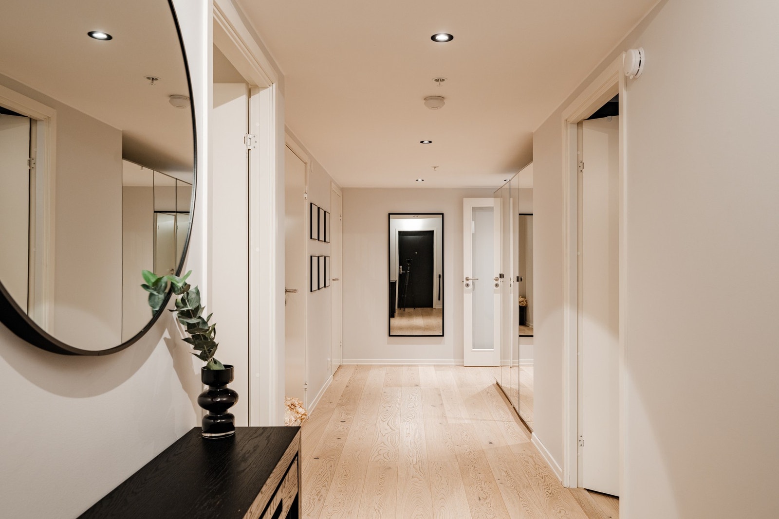 Romslig og innbydende hall med gode oppbevaringsmuligheter i stort garderobeskap med speilfronter. Det er også plass til kommodeløsninger e.l. Galleribilde
