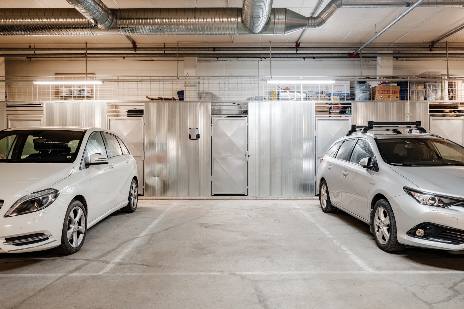 Med boligen følger garasjeplass i byggets garasjekjeller. Det er også flere gjesteparkeringer i garasjekjelleren (reg.nr. må registreres av eier). Galleribilde