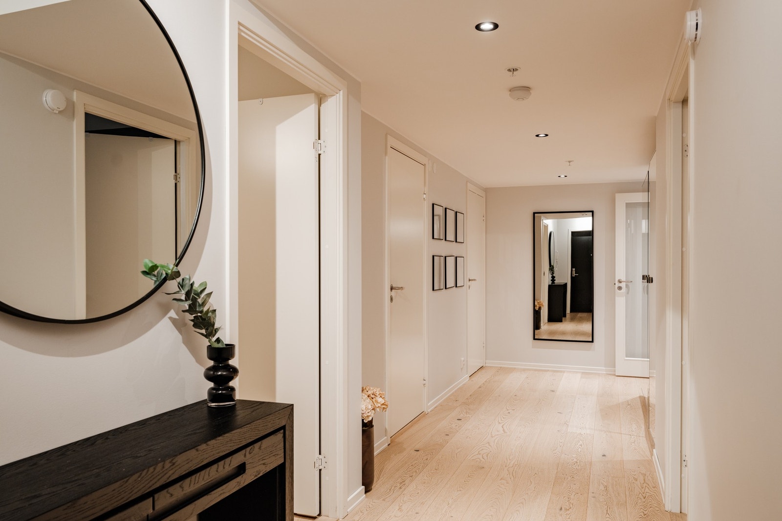 Entreen/hallen har vakker 1-stavs parkett og downlights i himlingen. Rommet oppleves som svært innbydende og romslig, og gir et godt førsteinntrykk. Galleribilde