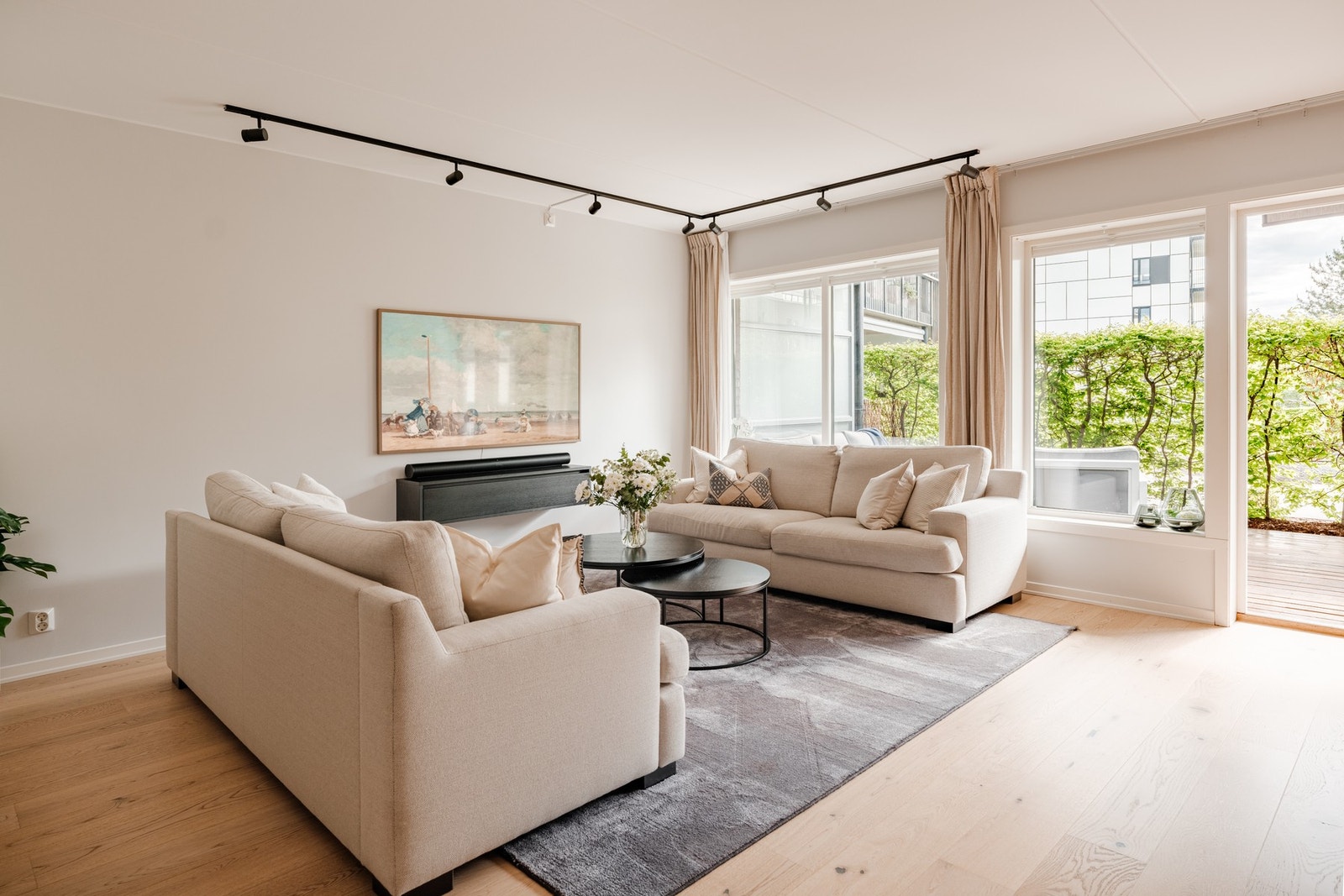 Boligen har gjennomgående bruk av 1-stavs parkett på gulv med behagelig vannbåren gulvvarme. Galleribilde