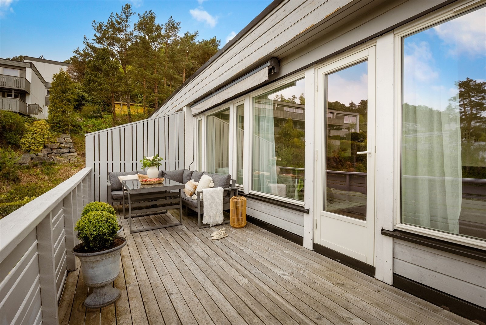 Fra stue er det utgang til en romslig og solrik altan på 9m² hvor man har fin utsikt over nærområdet. Galleribilde