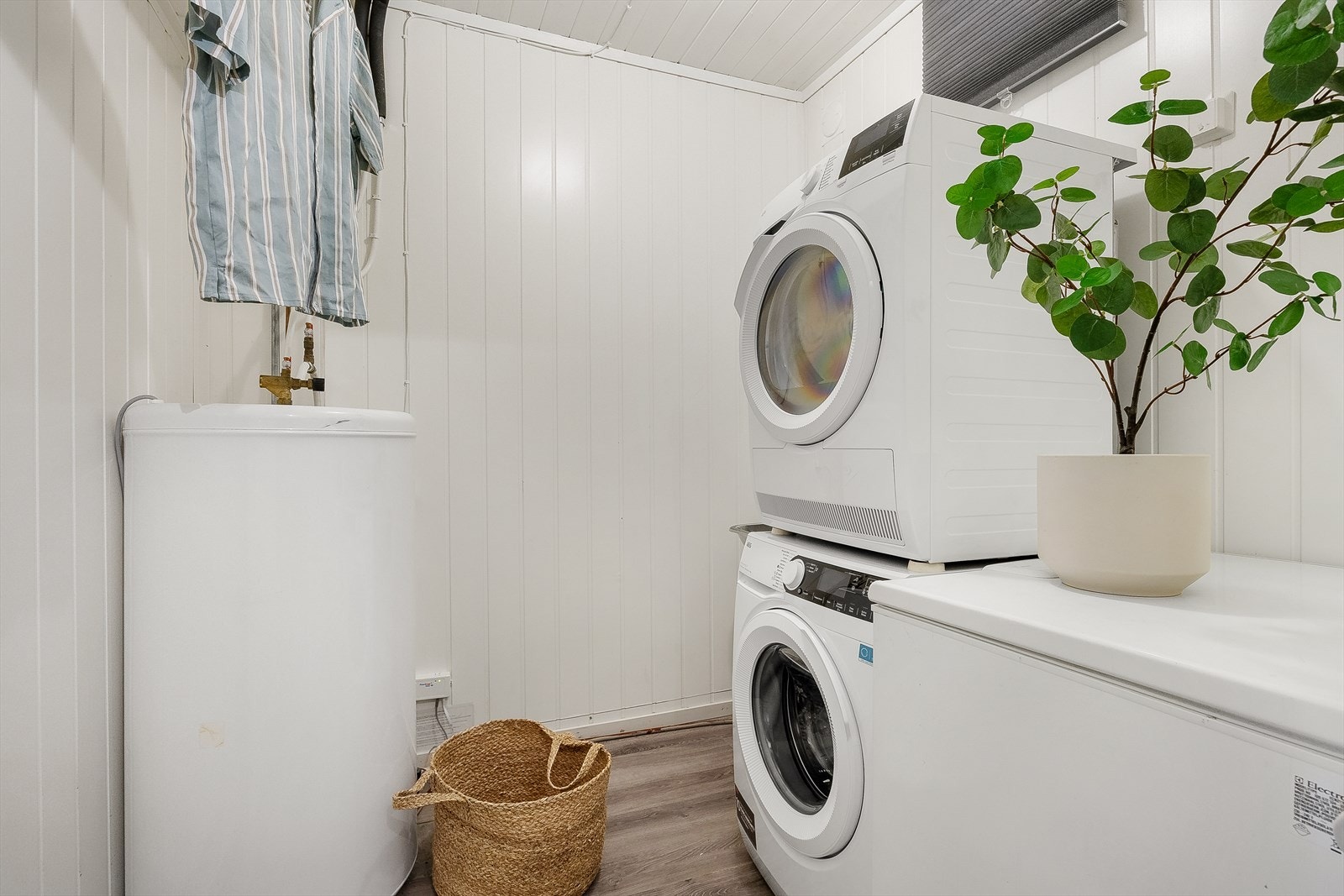 Vaskerommet har laminatgulv og malte vegger. Det er opplegg for vaskemaskin. I tillegg er det varmtvannstank på 200 liter og naturlig ventilasjon i rommet. Galleribilde