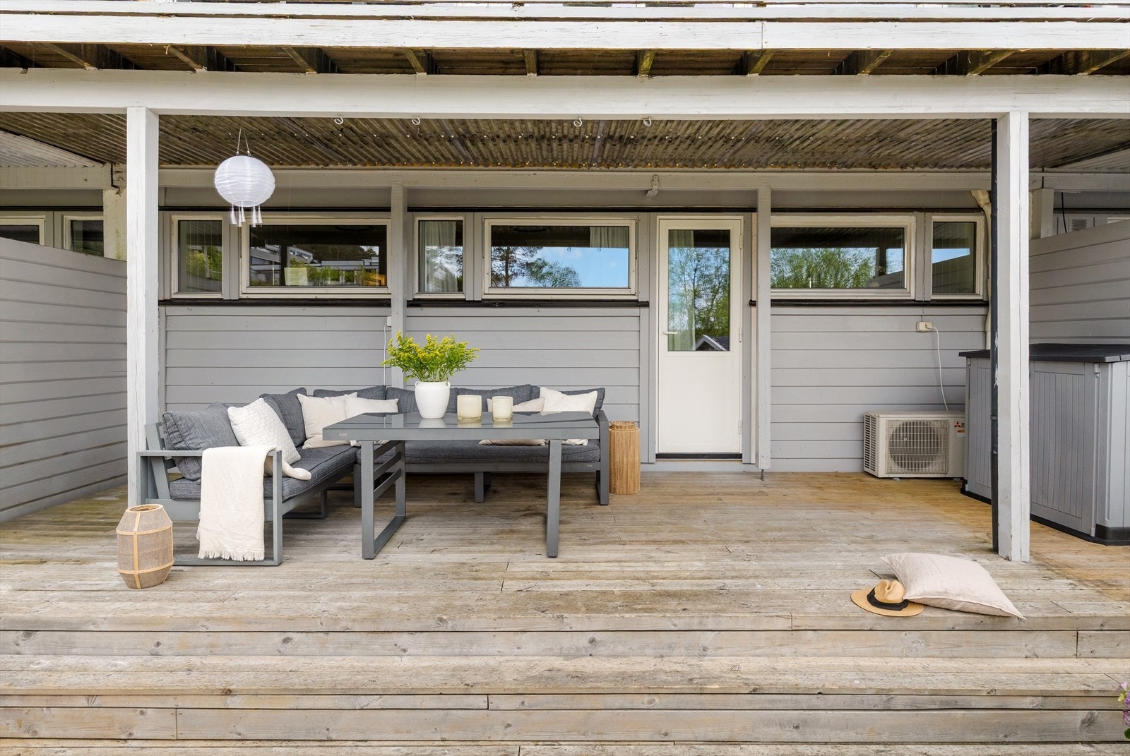 Stor terrasseplatting på ca. 53 m² og tilkomst til hage Galleribilde