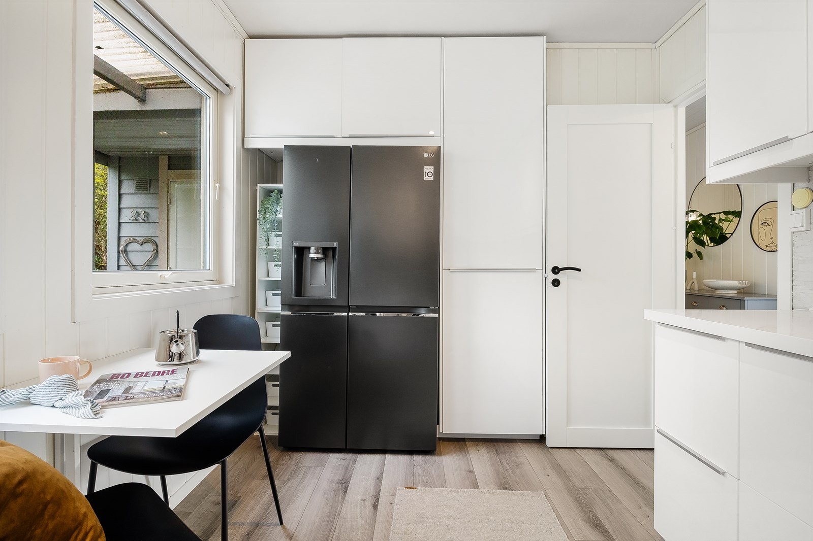 Moderne kjøkkeninnredning fra 2016 med laminat benkeplate, nedfelt servant og slette fronter. Galleribilde