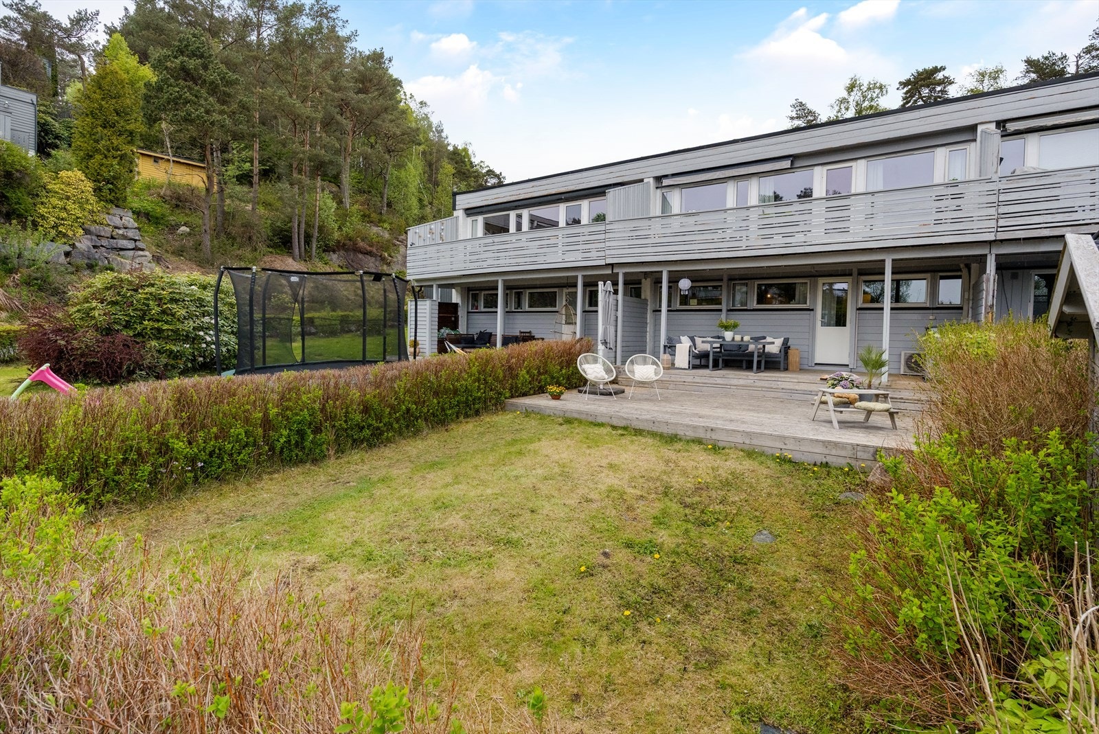 Mor Åses vei 23 er et attraktivt valg for deg som ønsker å bo i et trygt, rolig og sentralt område med nærhet til alt du trenger. Galleribilde