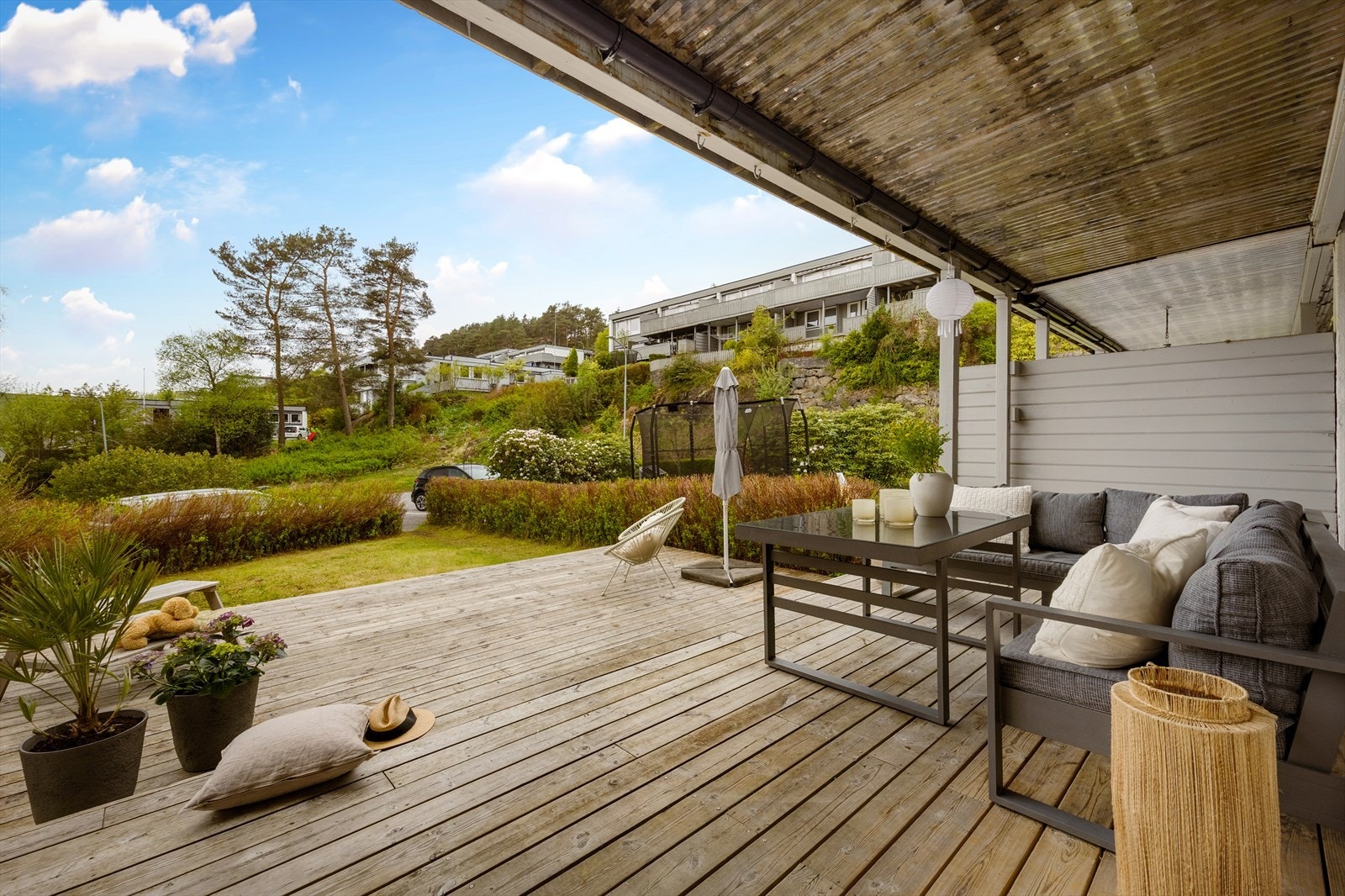 Fra hovedsoverom kommer man ut til stor og deilig terrasse hvor man kan nyte fine sommersdager Galleribilde