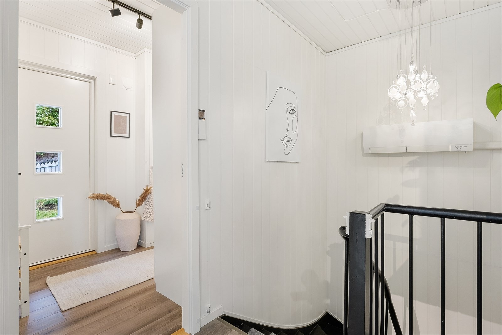 I entréen er det god plass til å henge fra seg yttertøy og sko. Varmepumpe er plassert ved trappen til underetasjen. Galleribilde