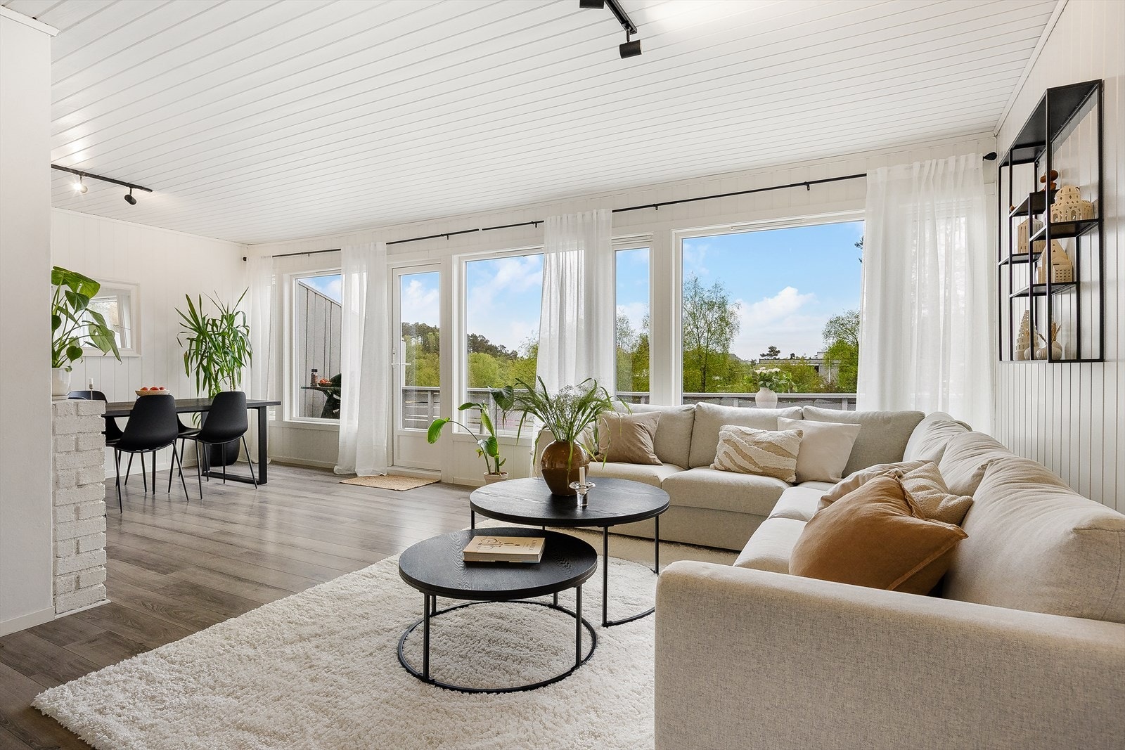Boligen er en lys og flott familiebolig med attraktiv og barnevennlig beliggenhet i hjertet av Fyllingsdalen med kort vei til "alt". Galleribilde