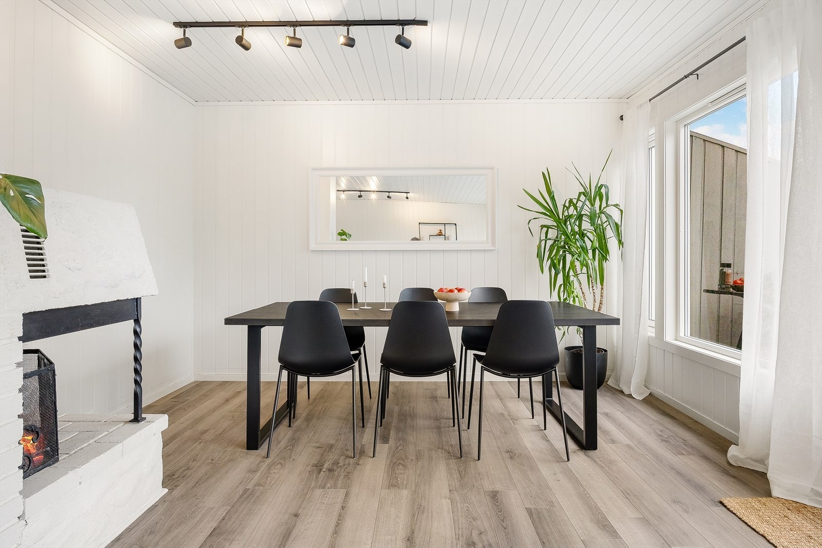 I stuen har man også god plass til spisegruppe Galleribilde