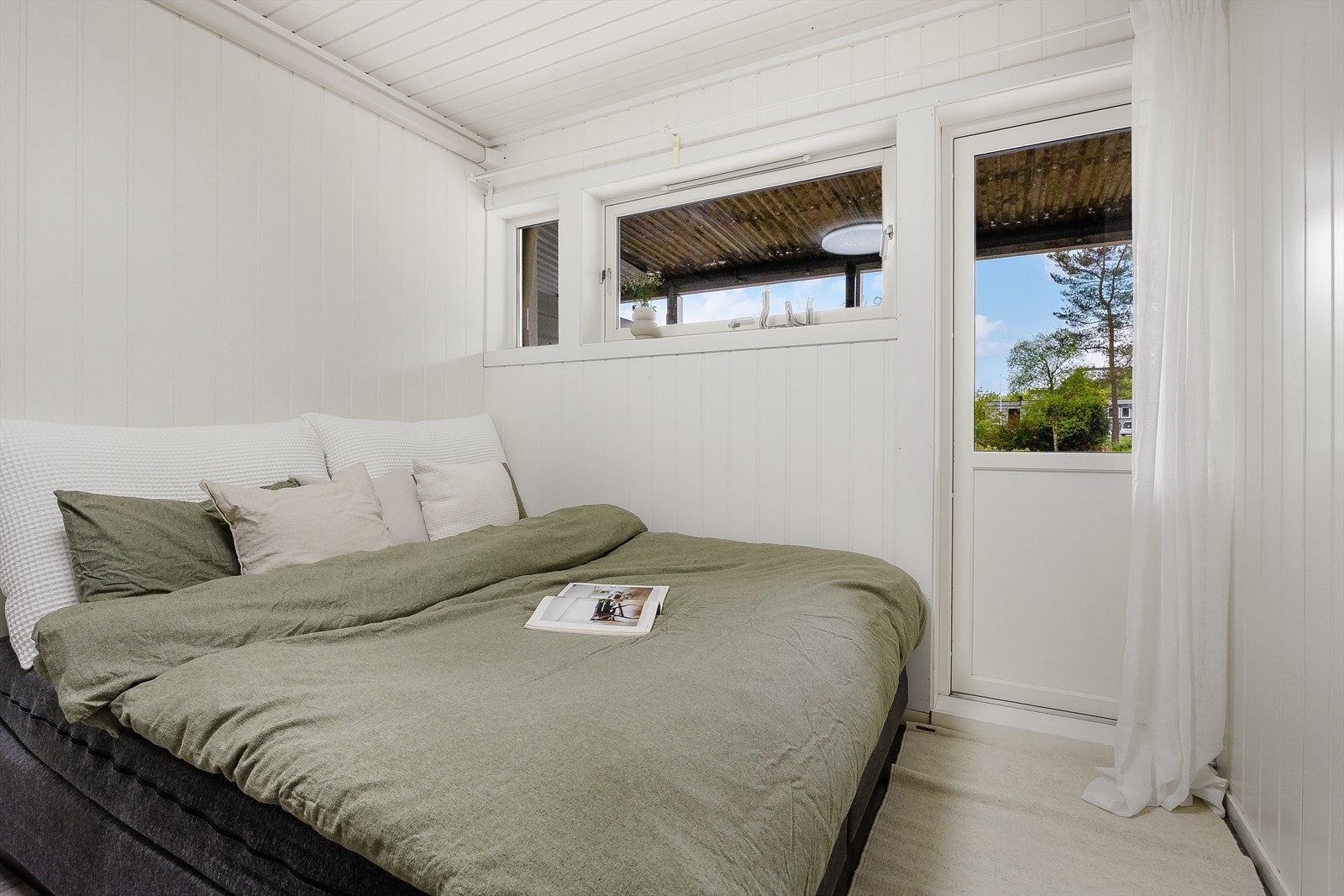 Rekkehuset har tre soverom i underetasje. Hovedsoverommet er på ca. 10,3 m² med plass til dobbeltseng og garderobe. Fra hovedsoverommet har man også utgang til terrasse og hage Galleribilde