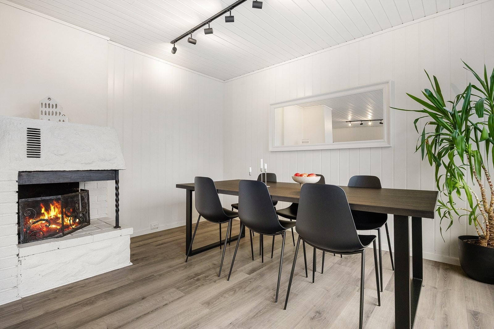 Det er i tillegg pipe i boligen og åpen peis i stuen, denne har ikke vært i bruk på mange år. Galleribilde