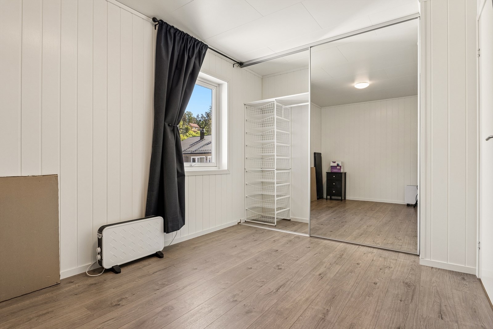 Hovedsoverommet er av god størrelse, med plass til dobbeltseng og tilhørende møblement, og er utstyrt med skyvedørsgarderobe med speilfronter. Galleribilde