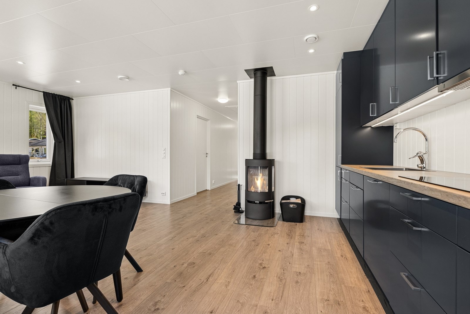 Kjøkkenet er utstyrt med komfyrvakt og automatisk vannstopp for økt sikkerhet. Avtrekksventilator er koblet til boligens balanserte ventilasjonssystem. Galleribilde