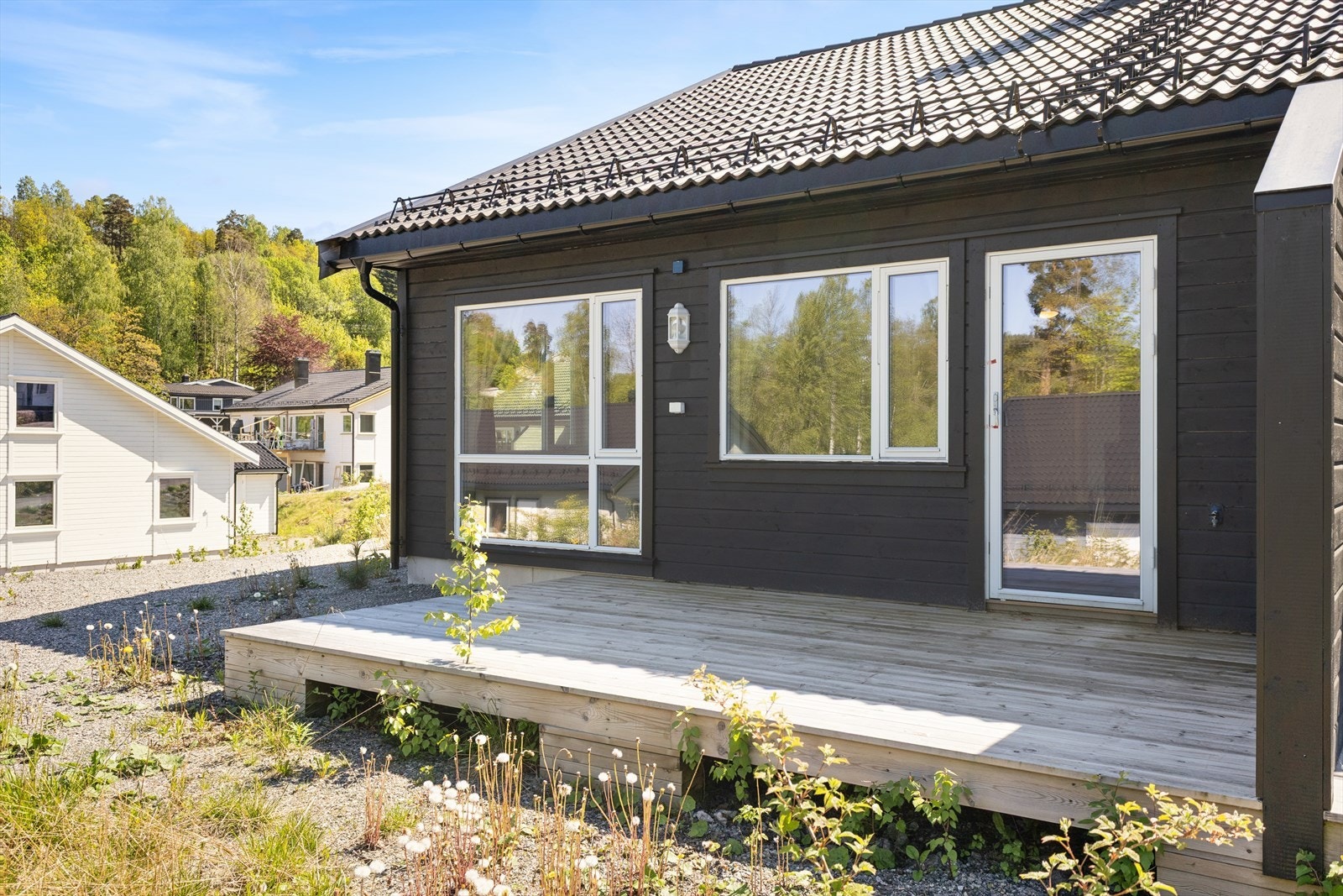 Boligen er beliggende i Bydalen, et etablert og rolig boligområde med kort avstand til Tvedestrand sentrum. Nabolaget fremstår som et trygt og trivelig område med omkringliggende skogkledde åser som gir området et grønt og naturnært preg. Galleribilde