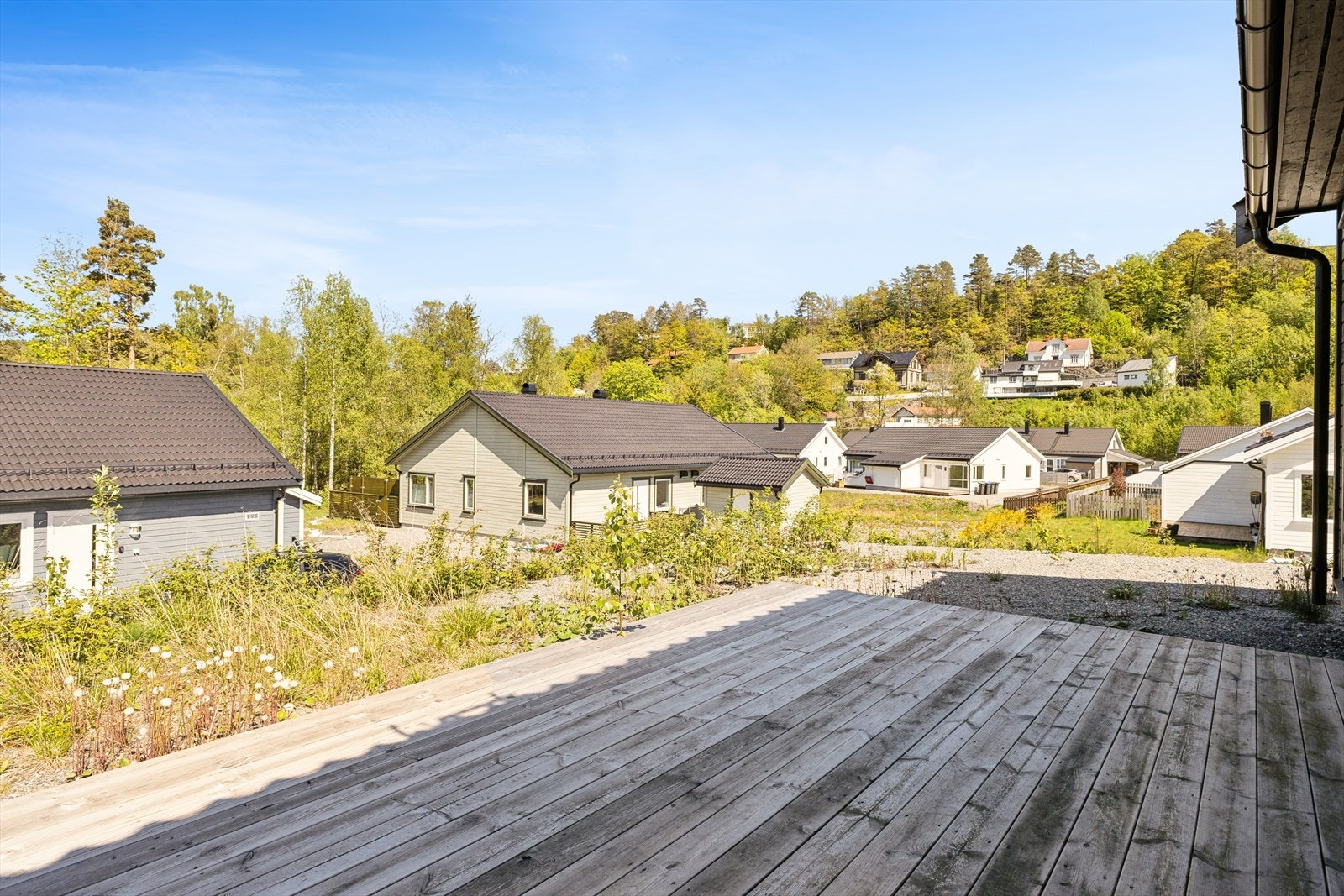Terrassen ligger i tilknytning til stue/kjøkken og har adkomst via terrassedør. Den er oppført i impregnert trevirke og har god plass til utemøbler. Galleribilde