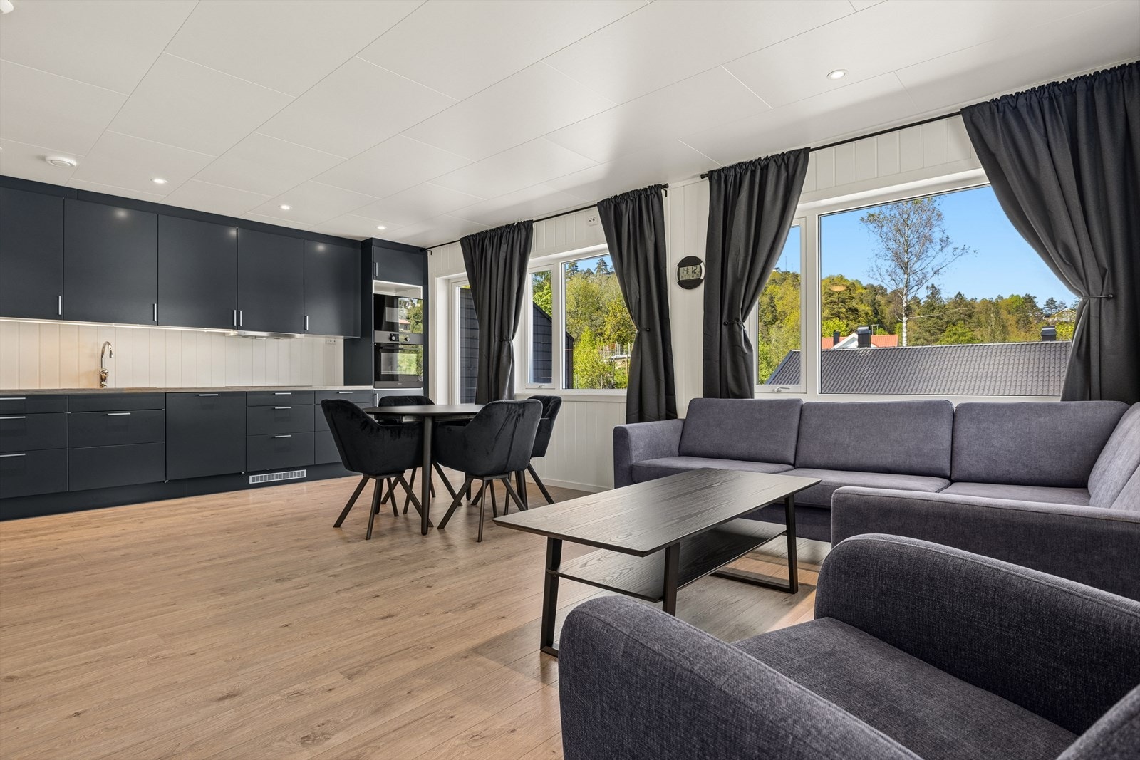 Rommet har plass til en romslig sittegruppe, samtidig som det er god avstand til spiseplassen som naturlig danner en overgang mellom stue og kjøkken. Galleribilde
