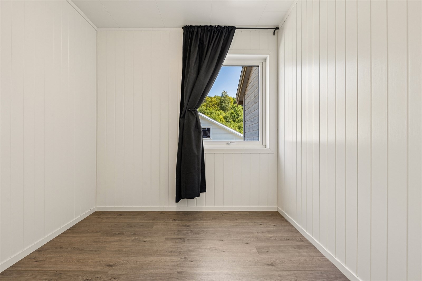Alle soverommene har vinduer som slipper inn dagslys. Galleribilde