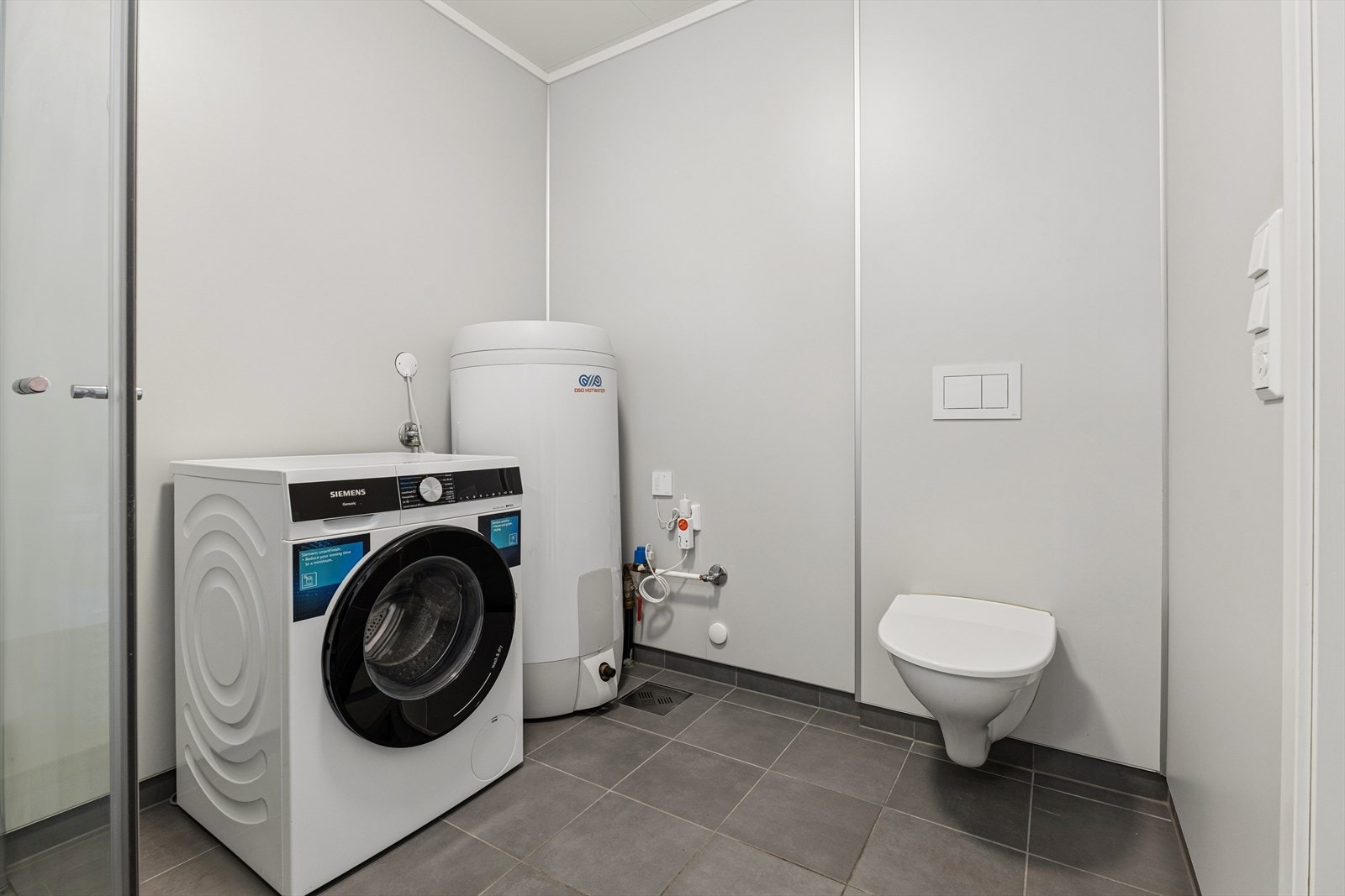 Badet er utstyrt med vegghengt toalett for enklere renhold. Boligen er utstyrt med balansert ventilasjon med varmegjenvinner. Galleribilde