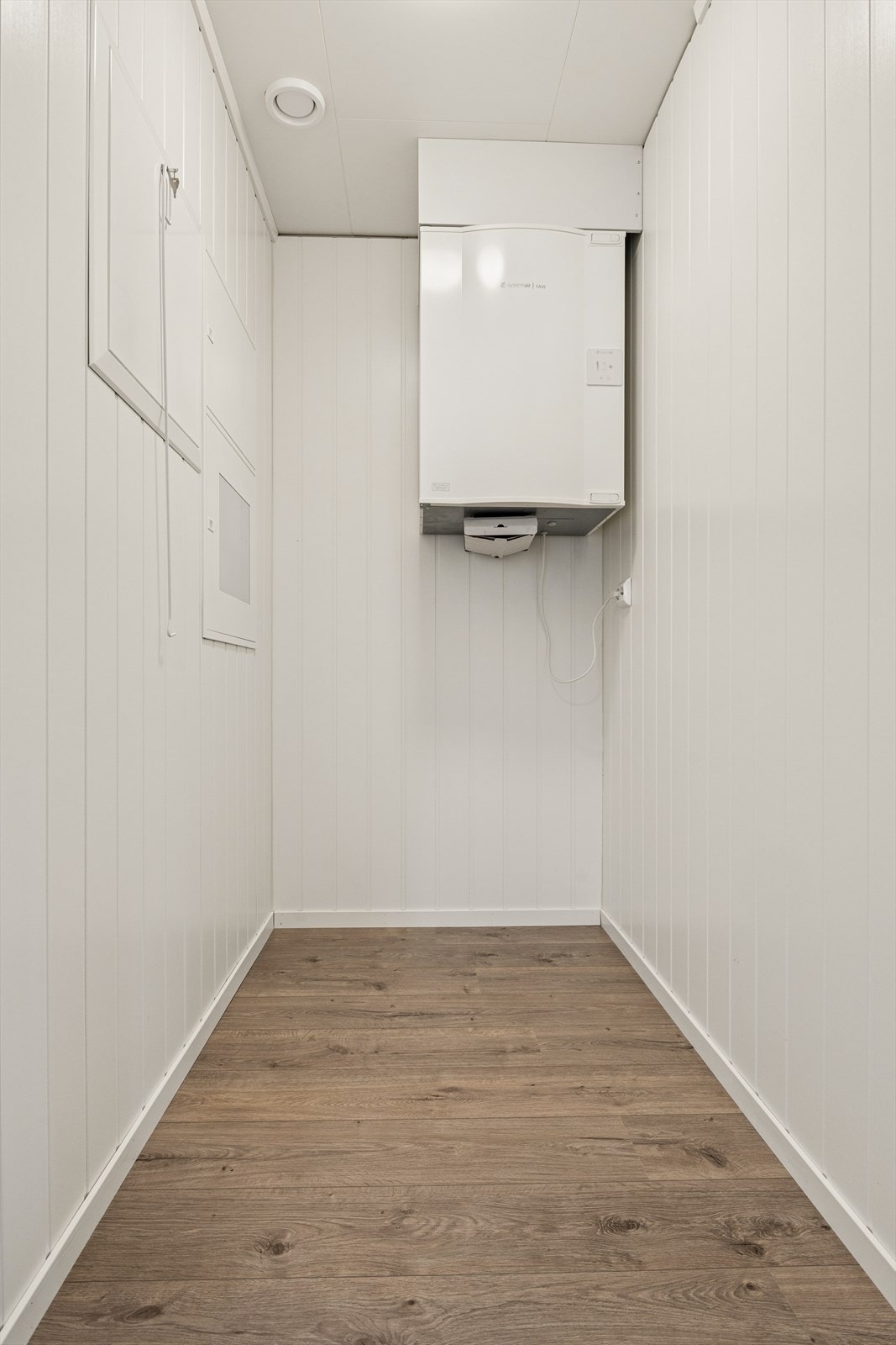 Innvendig bod med tekniske installasjoner som sikringsskap, vannfordelerskap og ventilasjonsanlegg. Galleribilde