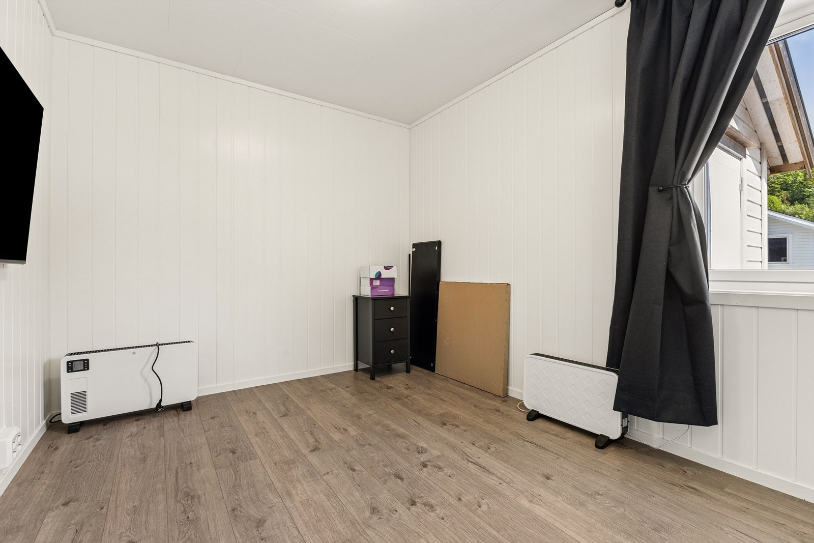 Gjennomgående materialvalg med laminatgulv og malte panelplater i soverommene. Galleribilde
