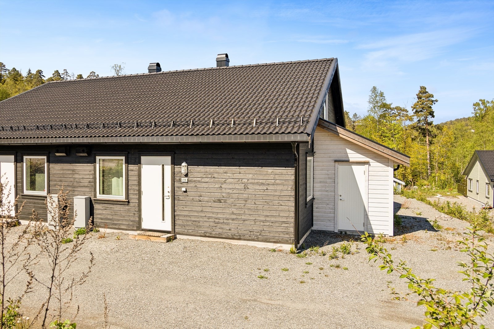 Området rundt boligen fremstår per i dag som ikke ferdig opparbeidet, og gir dermed kjøper mulighet til videre tilpasning og opparbeidelse etter egne ønsker og behov. Parkering på egen tomt, med gode adkomstforhold. Galleribilde