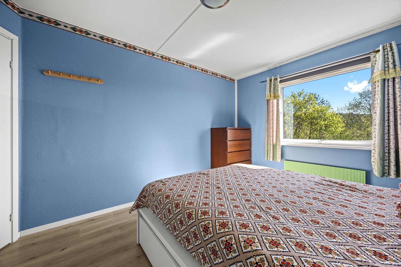Oppvarming via radiatorer tilknyttet felles varmeanlegg. Fyring er inkludert i felleskostnadene. Galleribilde