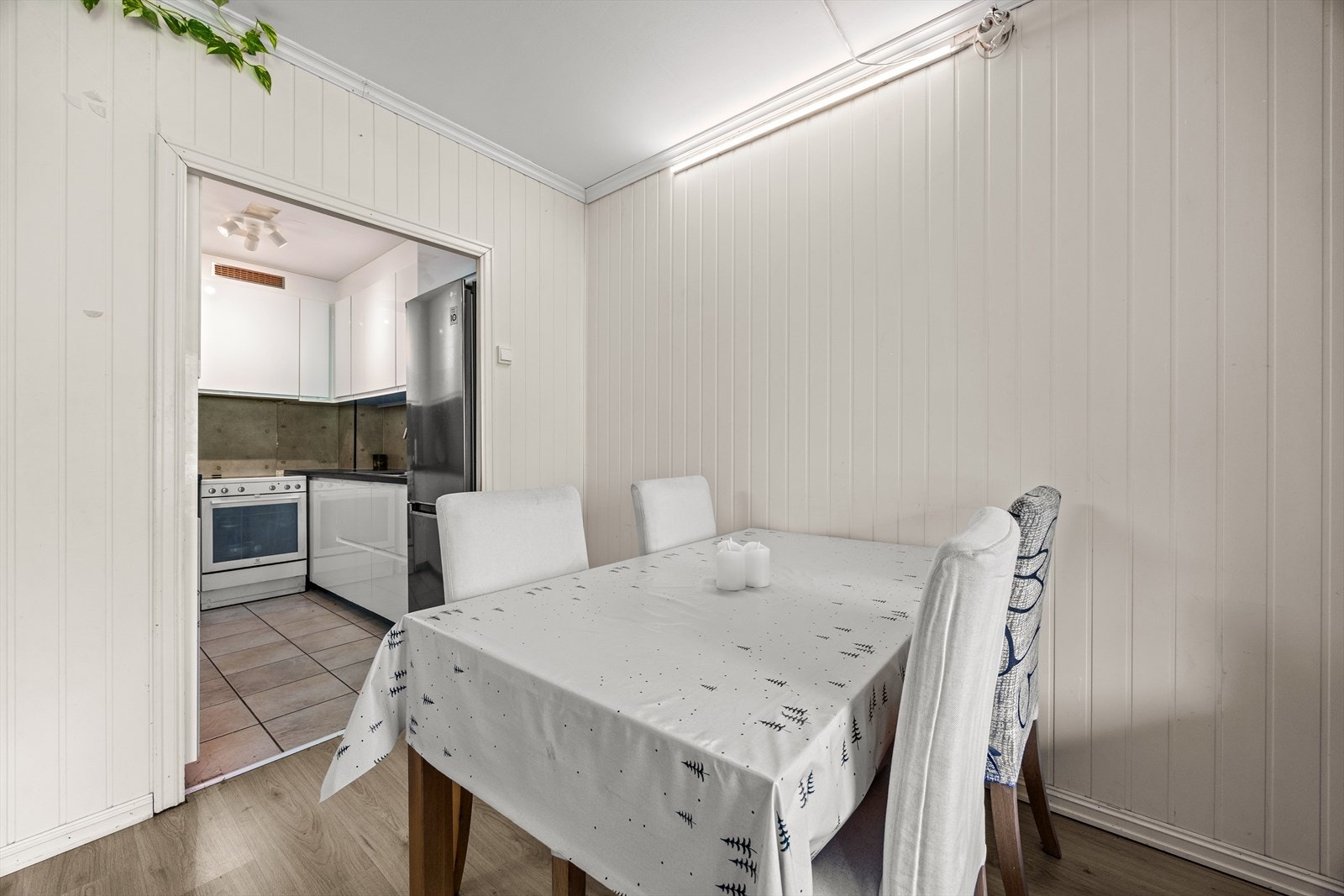 Fra spiseplassen er det direkte tilknytning til det separate kjøkkenet. Galleribilde