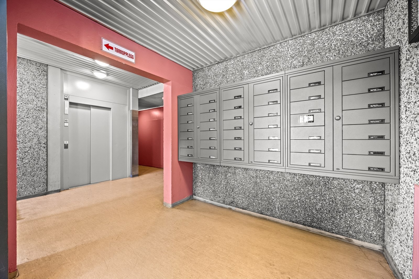 Felles inngangsparti med postkasser og heis opp til etasjene. Galleribilde