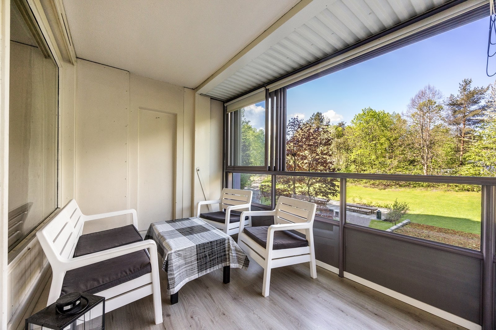 Fra stuen har du adkomst til en vestvendt og innglasset balkong på ca. 12 m² som fungerer som en forlengelse av stuen store deler av året. Galleribilde
