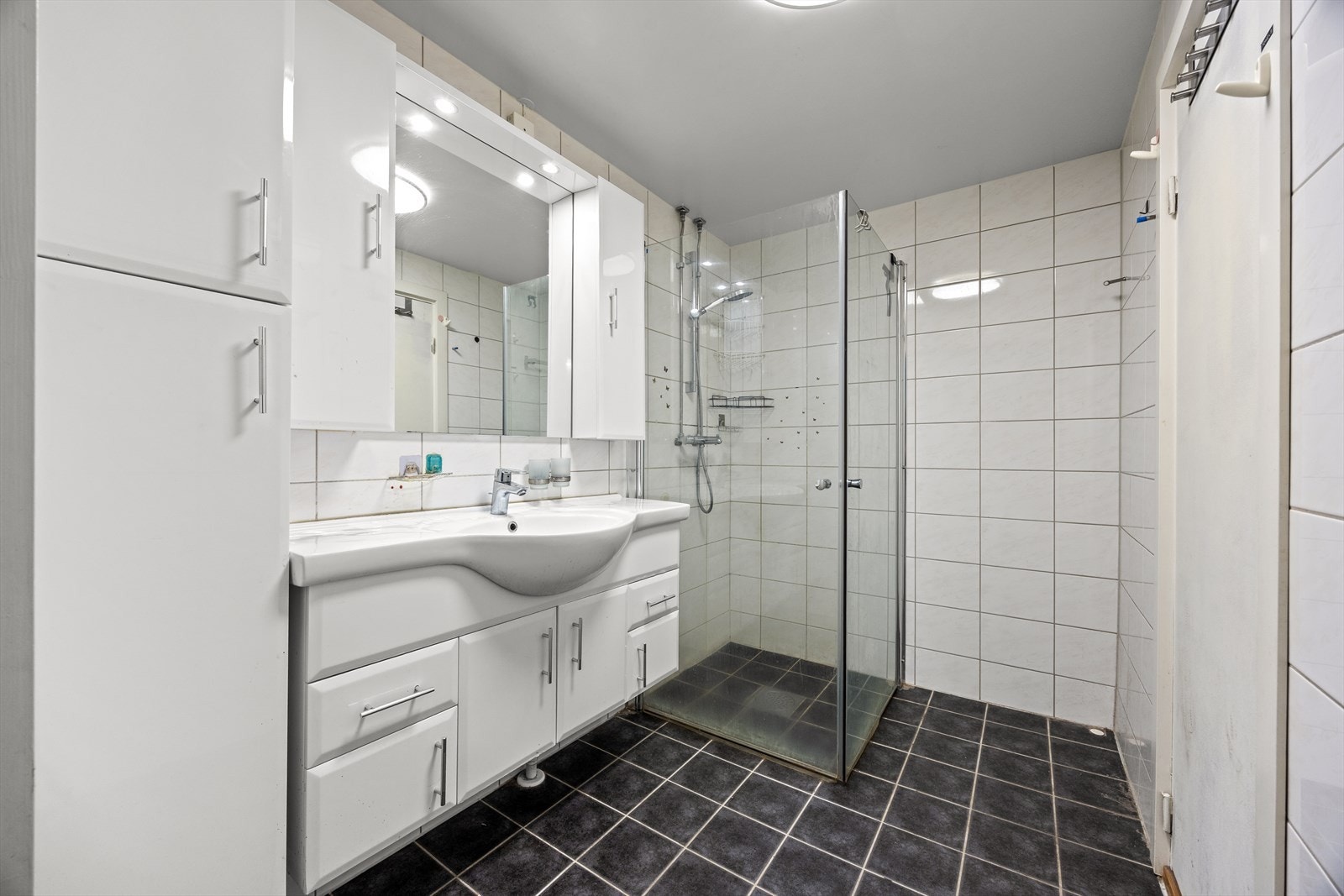 Flislagt bad med varmekabler i gulvet. Badet ble oppgradert i regi av borettslaget ca. 2012. Galleribilde