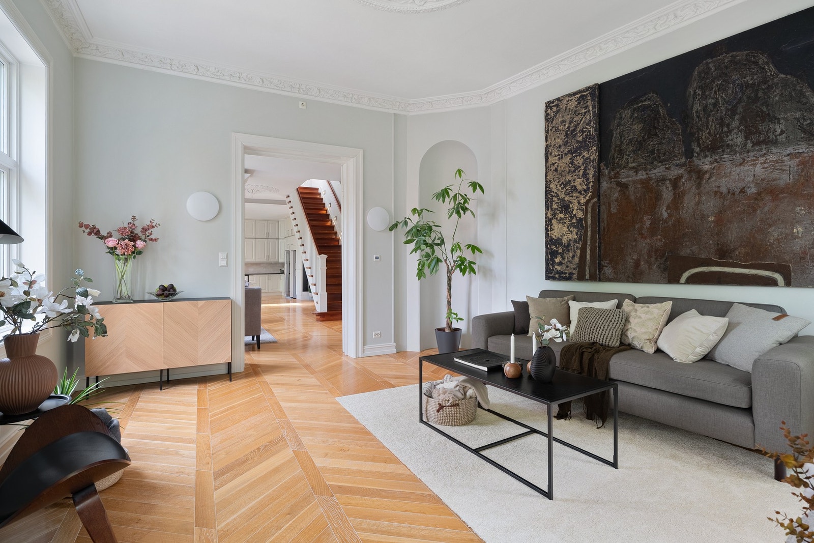 I 2008 ble boligen totalrenovert med kvalitetsmaterialer og tidløse grep som fortsatt gir boligen et helhetlig og elegant preg. Galleribilde