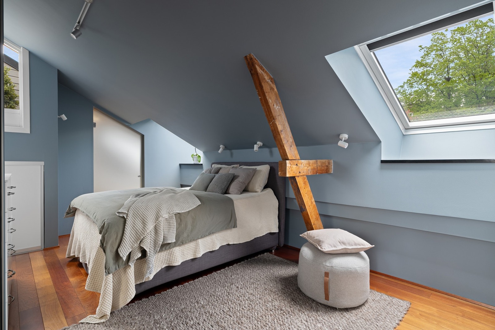 Stort og innbydende soverom med god plass til dobbeltseng, generøs innebygd lagringsplass og Velux takvinduer. Galleribilde