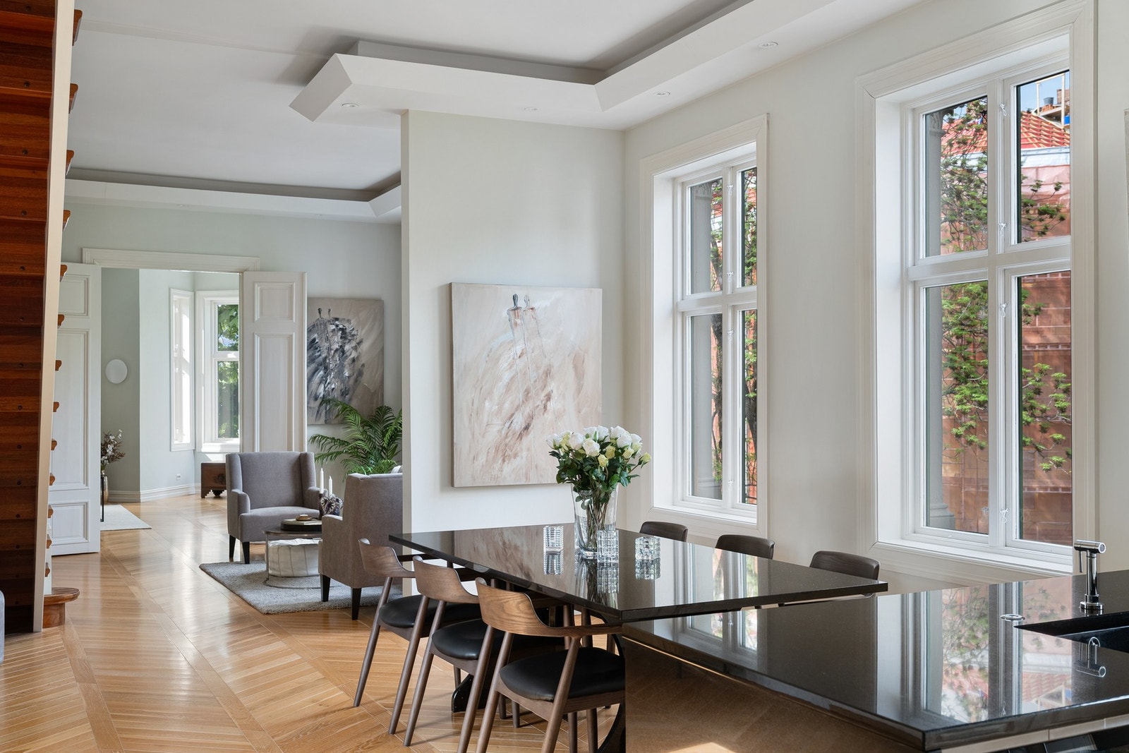 Boligen har en meget gjennomført planløsning som kombinerer klassisk arkitektur med moderne komfort. Den generøse takhøyden gir rommet en luftig og åpen atmosfære. Galleribilde