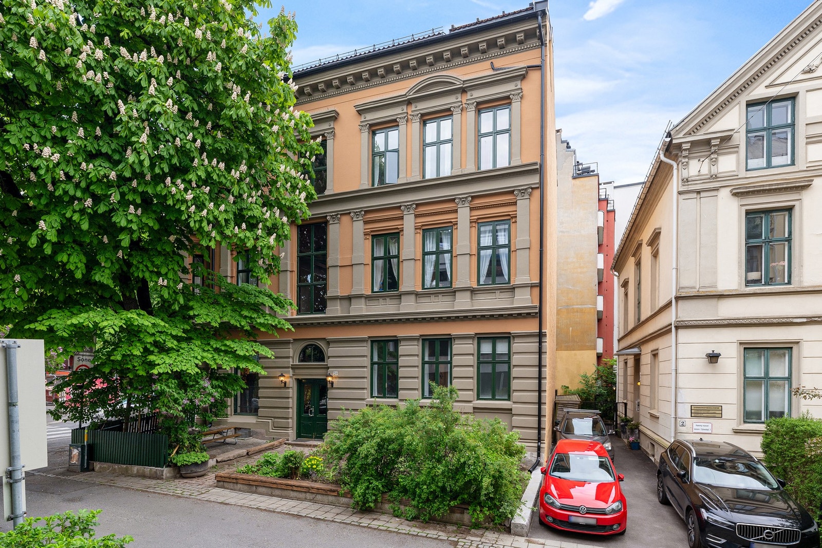 Inngang fra Dybwads gate, en skjermet sidevei. Galleribilde