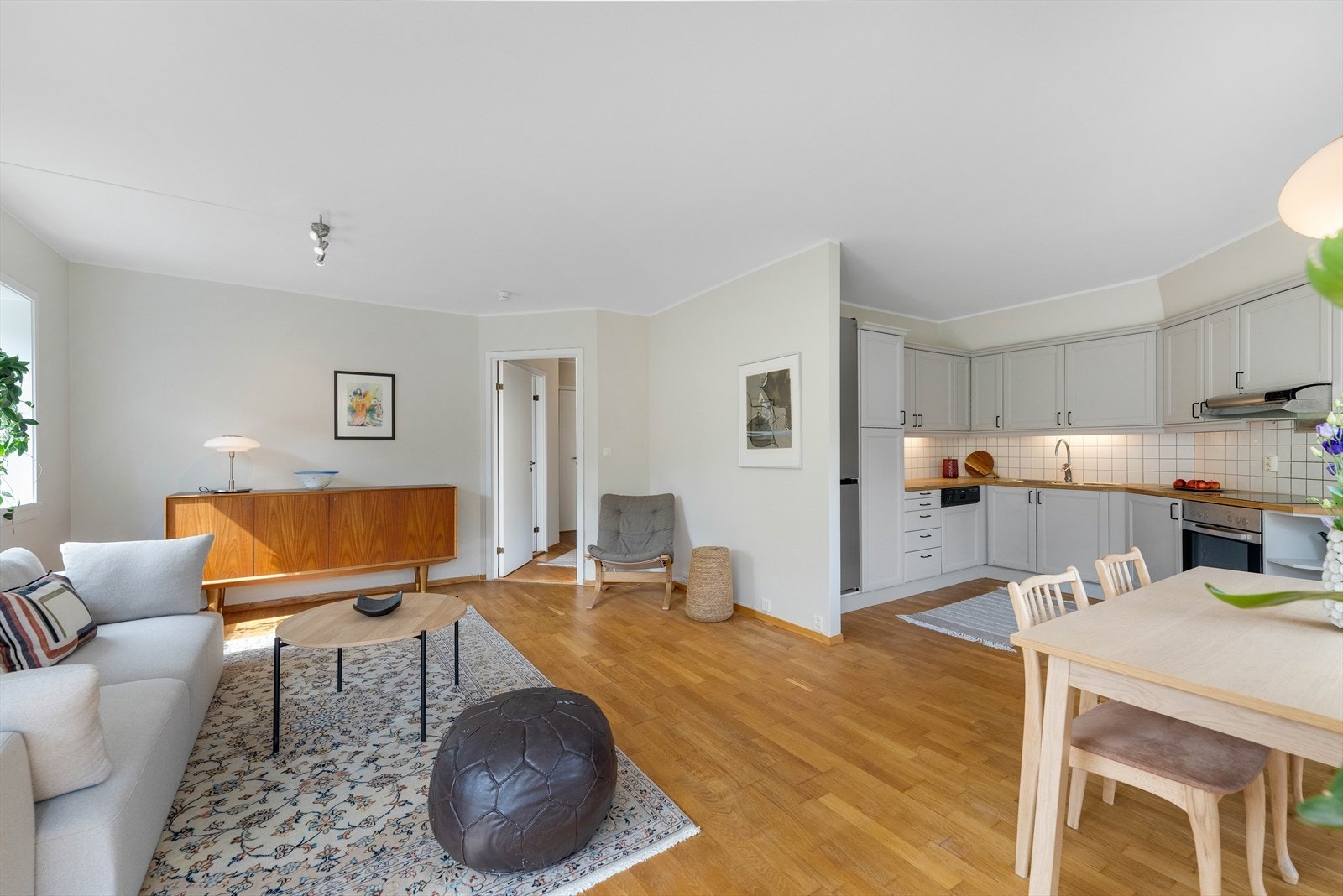 Stuen har god planløsning med plass til flere sittegrupper. Galleribilde