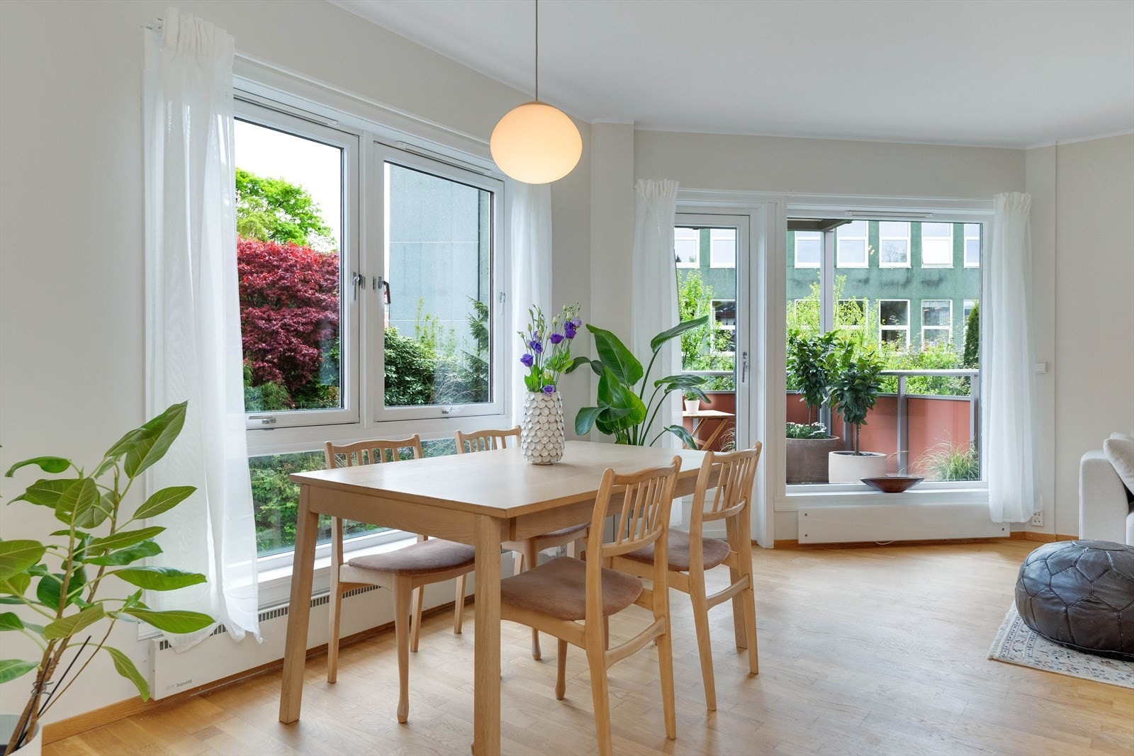 Det er god plass til spisestue for hyggelige sammenkomster med familie og venner. Galleribilde