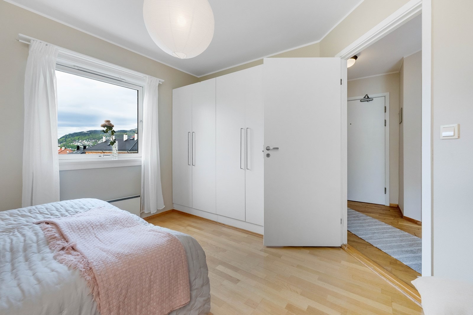 Rikelig med garderobeskap for god oppbevaringsplass. Galleribilde