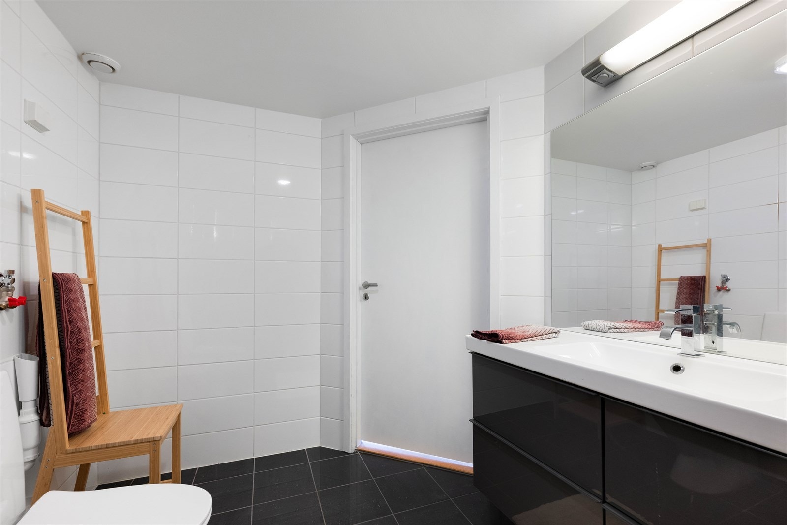 Det er opplegg for både vaskemaskin og kondenstørketrommel. Galleribilde