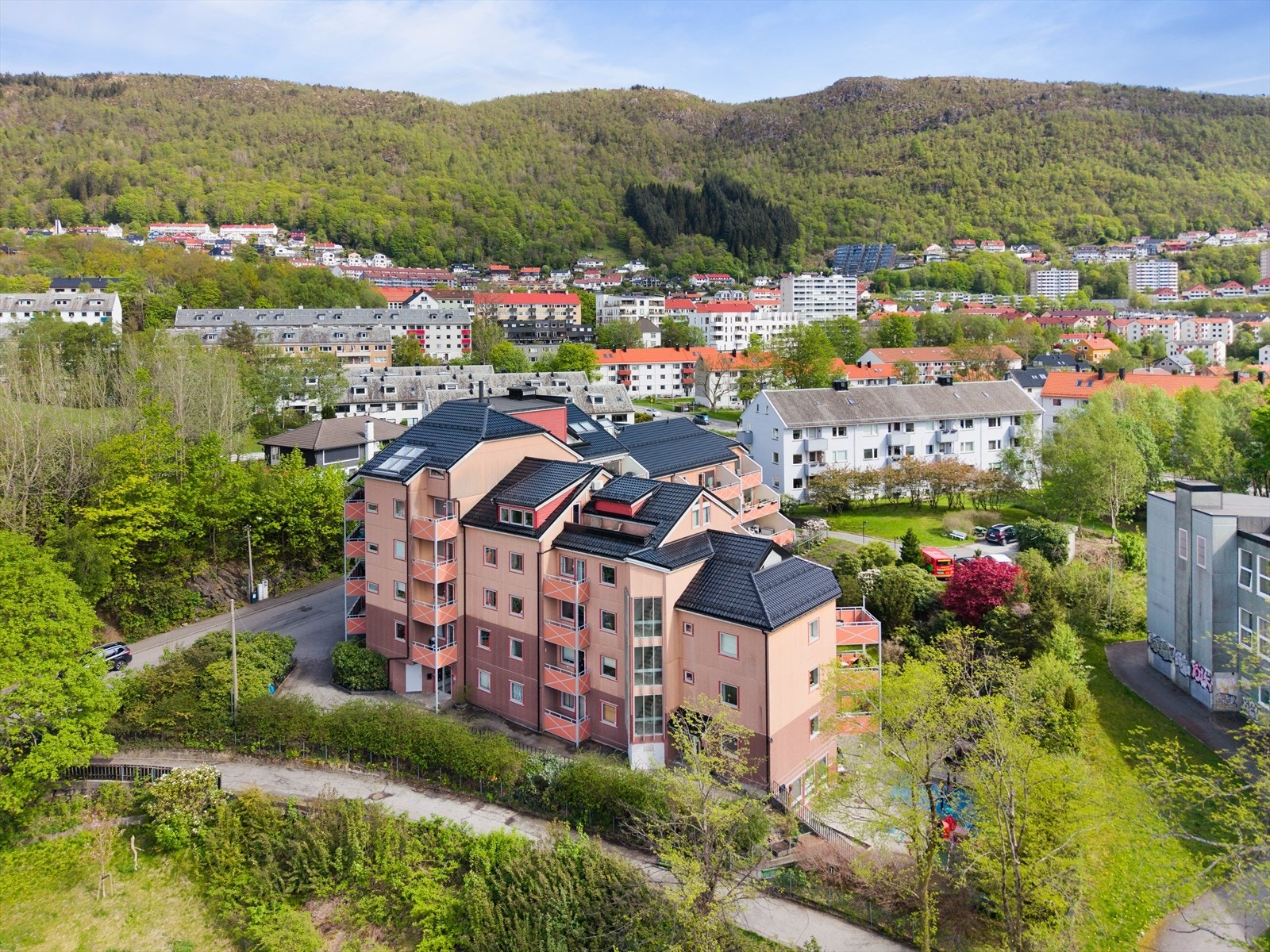 Leiliigheten ligger tilbaketrukket fra hovedvei, men samtidig utrolig sentralt med bussholdeplasser og butikker like ved. Galleribilde