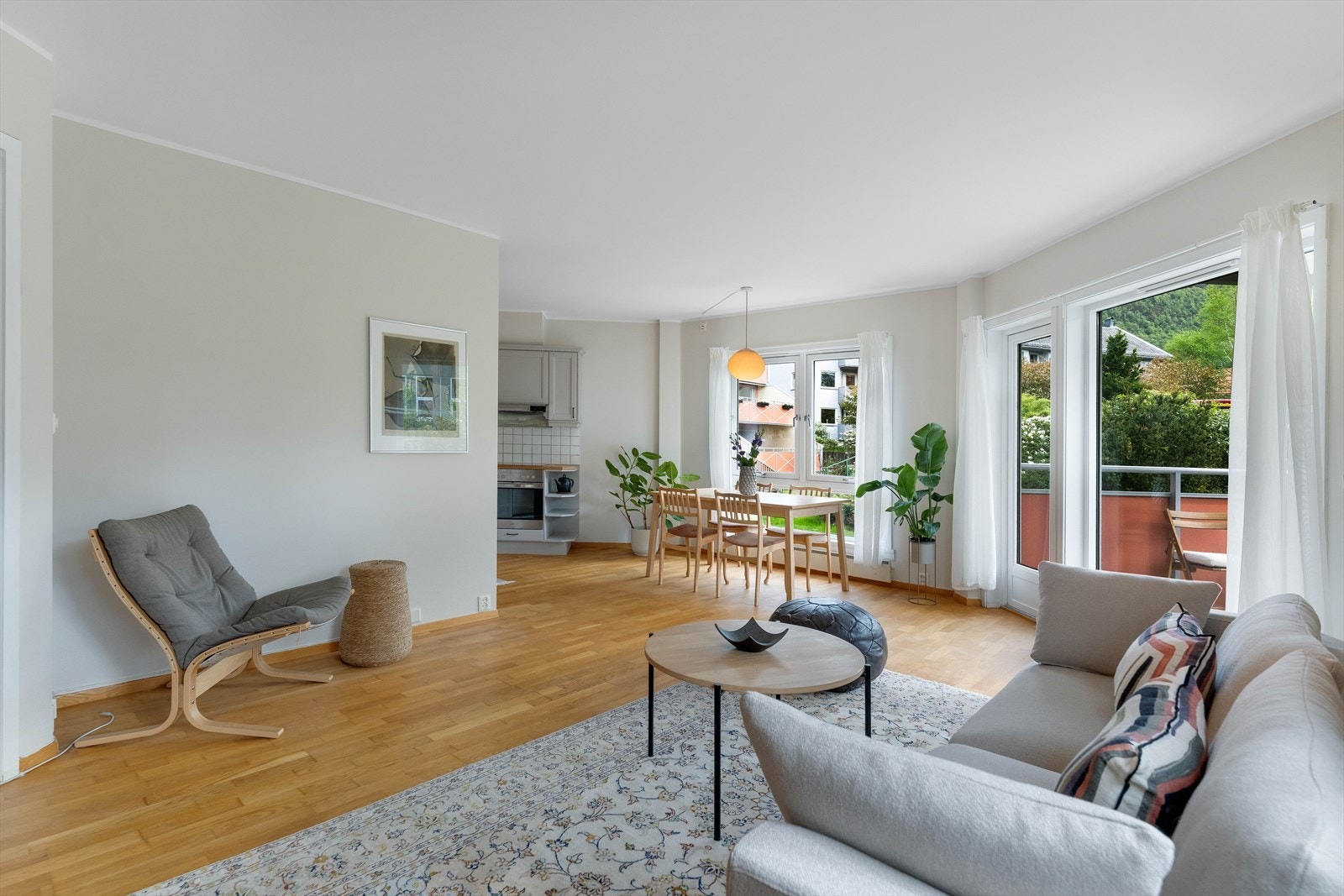 Stuen er lys og luftig med rikelige vindusflater som sikrer godt med naturlig lysinnslipp i hele leiligheten. Galleribilde