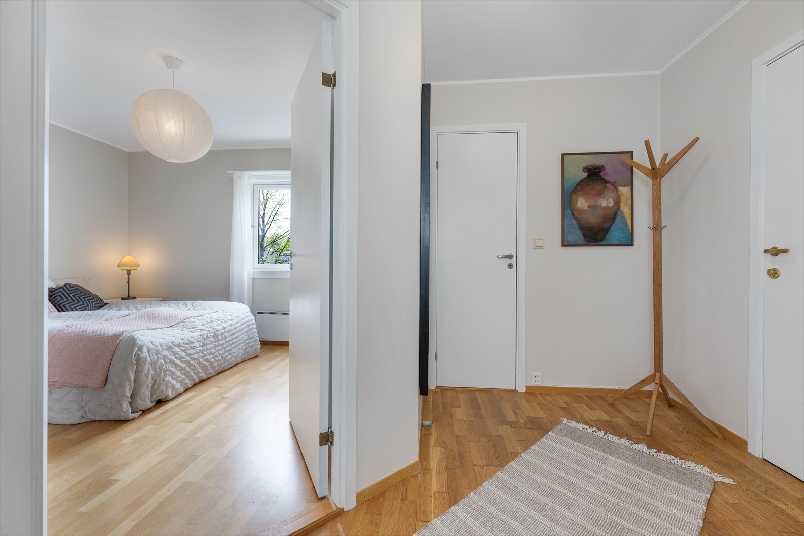 Soverommet ligger fint tilrette fra gangen. Det er innvendig bod på høyre side. Galleribilde