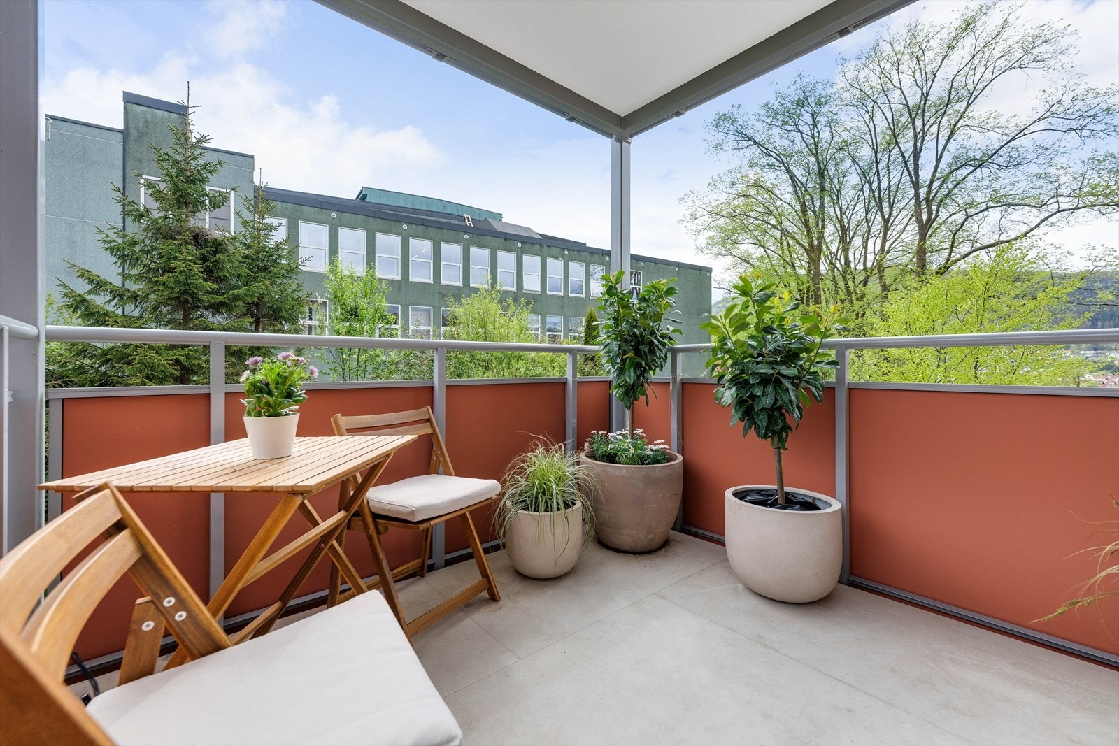 Fra stuen er det utgang til herlig, overbygget terrasse på 7m2. Galleribilde