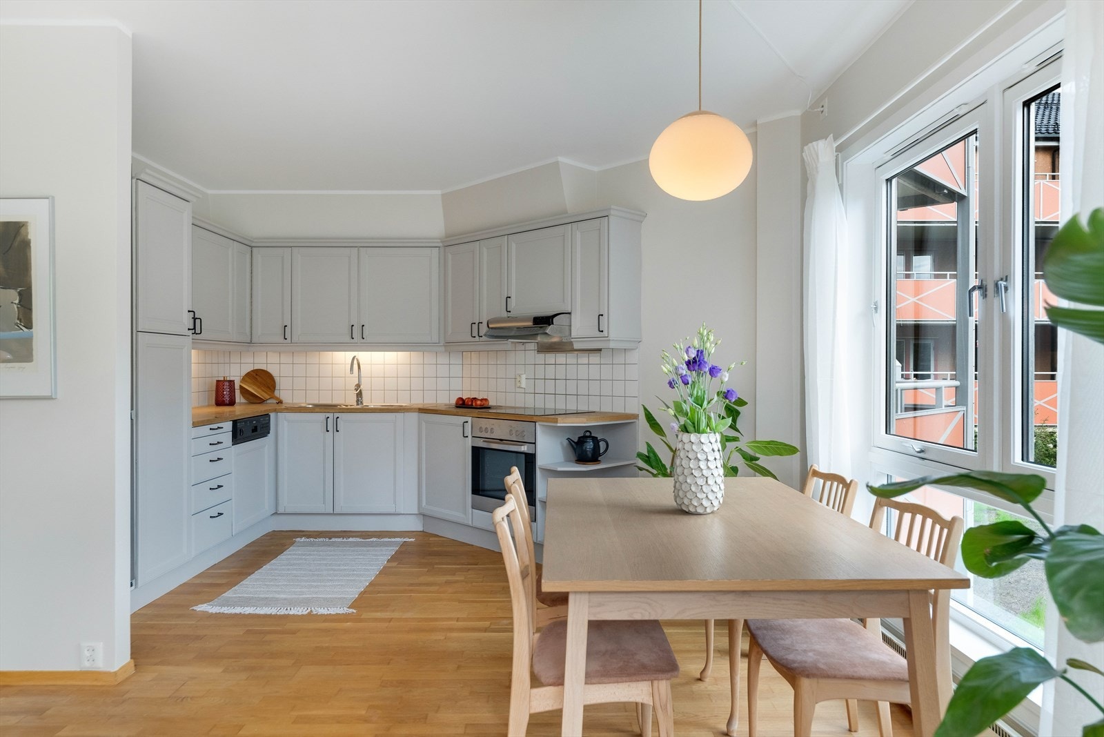 Kjøkkenet er pent avdelt fra stuen i lys utførelse med integrerte hvitevarer som stekeovn, keramisk topplate og oppvaskmaskin (defekt). Galleribilde