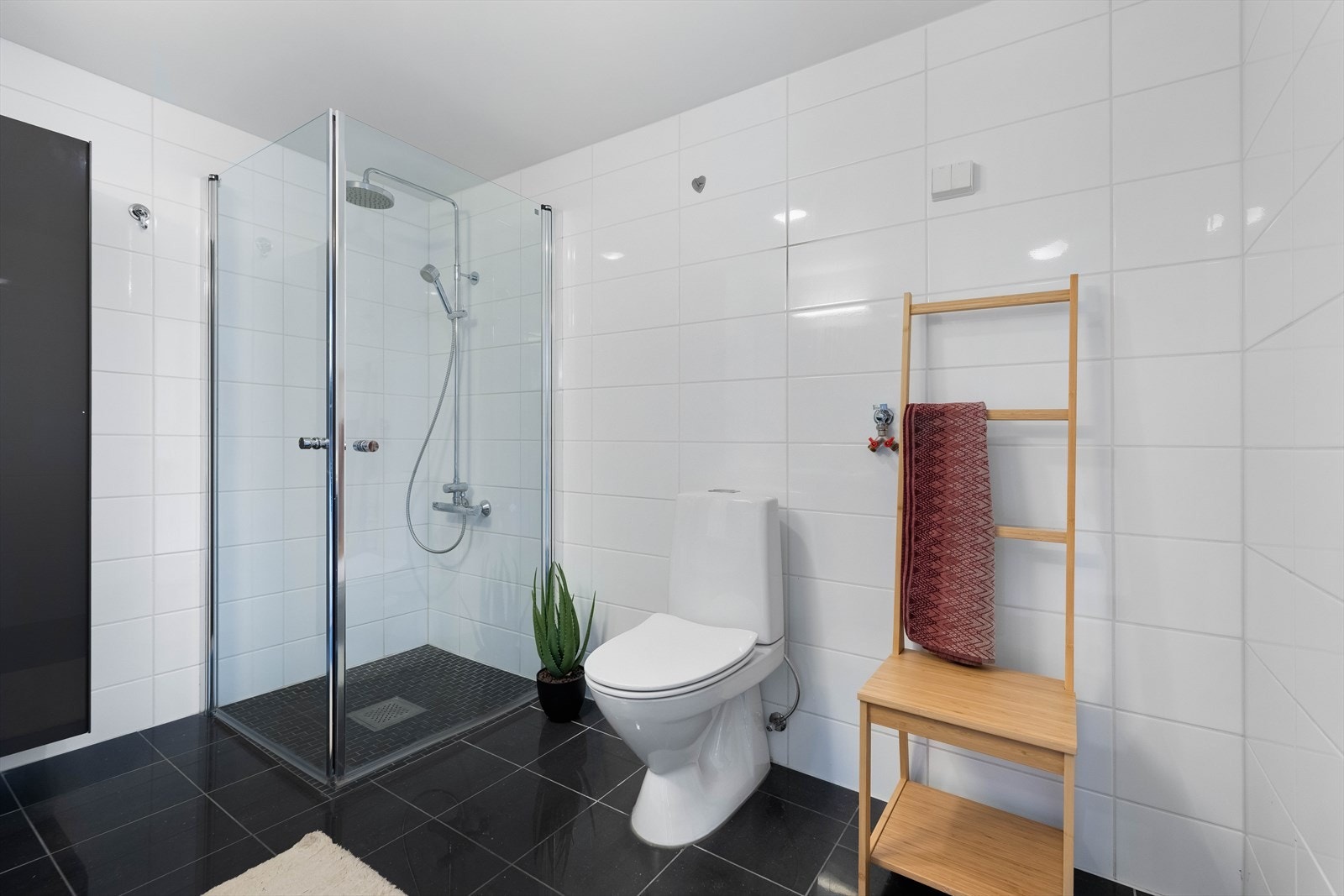 God løning med dusjhjørne med vendbare dører i herdet glass og rainshower dusjgarnityr. Galleribilde