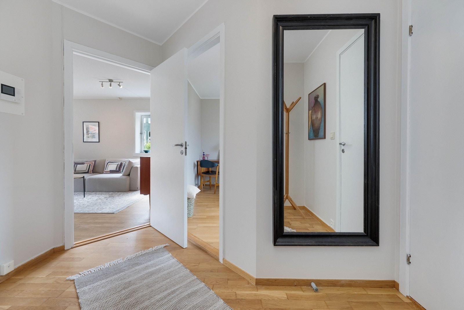 Gangen har god plass til yttebekledning og sko. Galleribilde