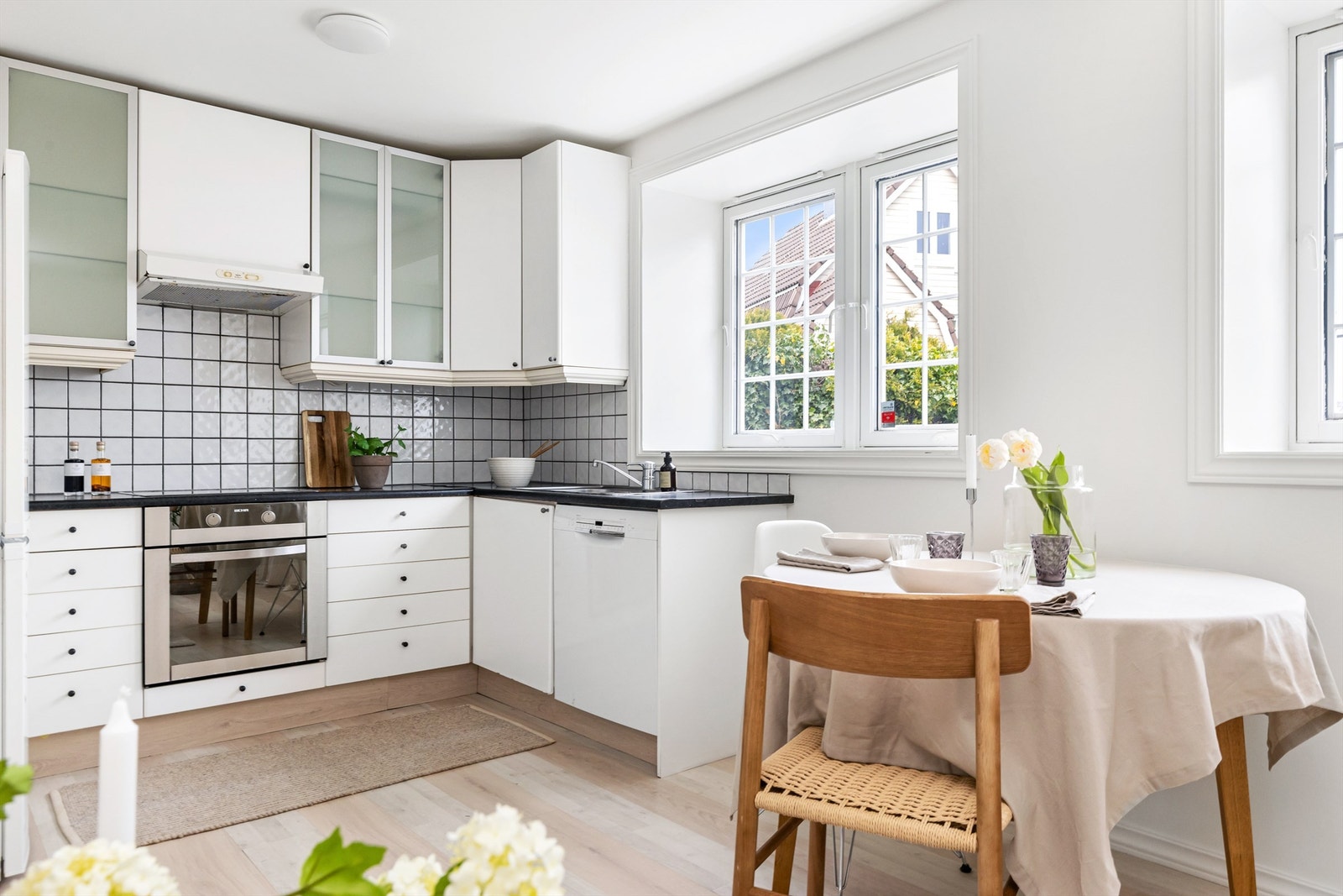 Kjøkkeninnredning fra IKEA med slette fronter og laminatbenkeplate. Galleribilde