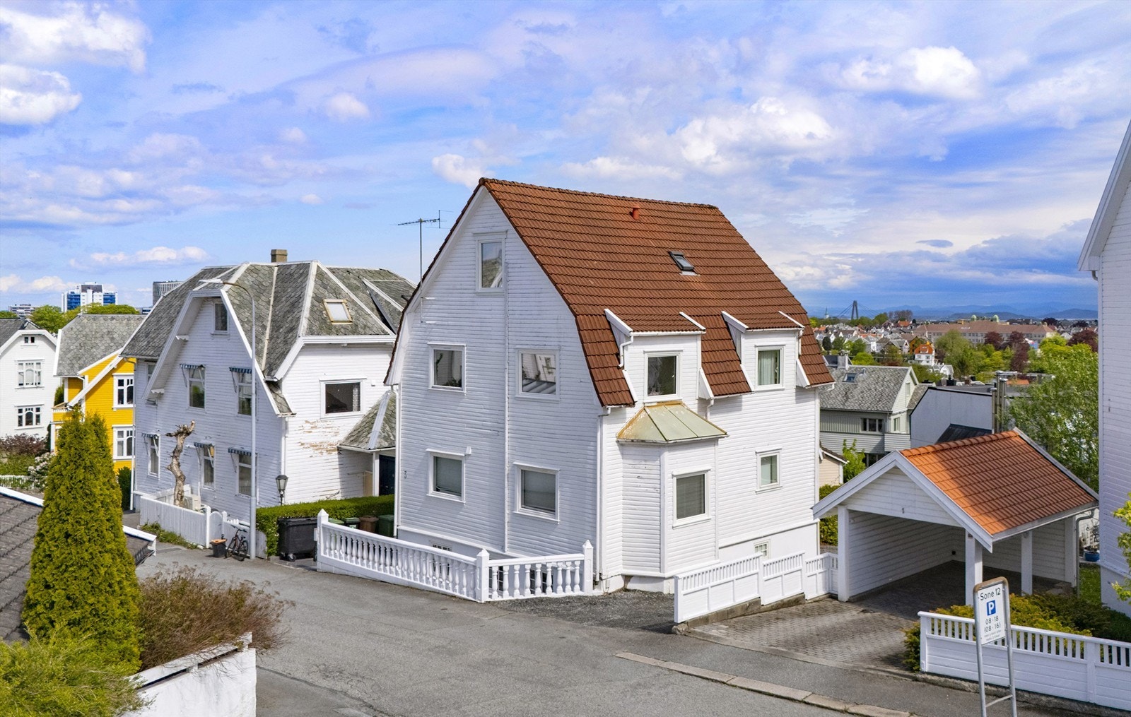Beliggende i et rolig og etablert villaområde på Våland, med kort avstand til sentrum.
Foto: Marianne Lyse Galleribilde