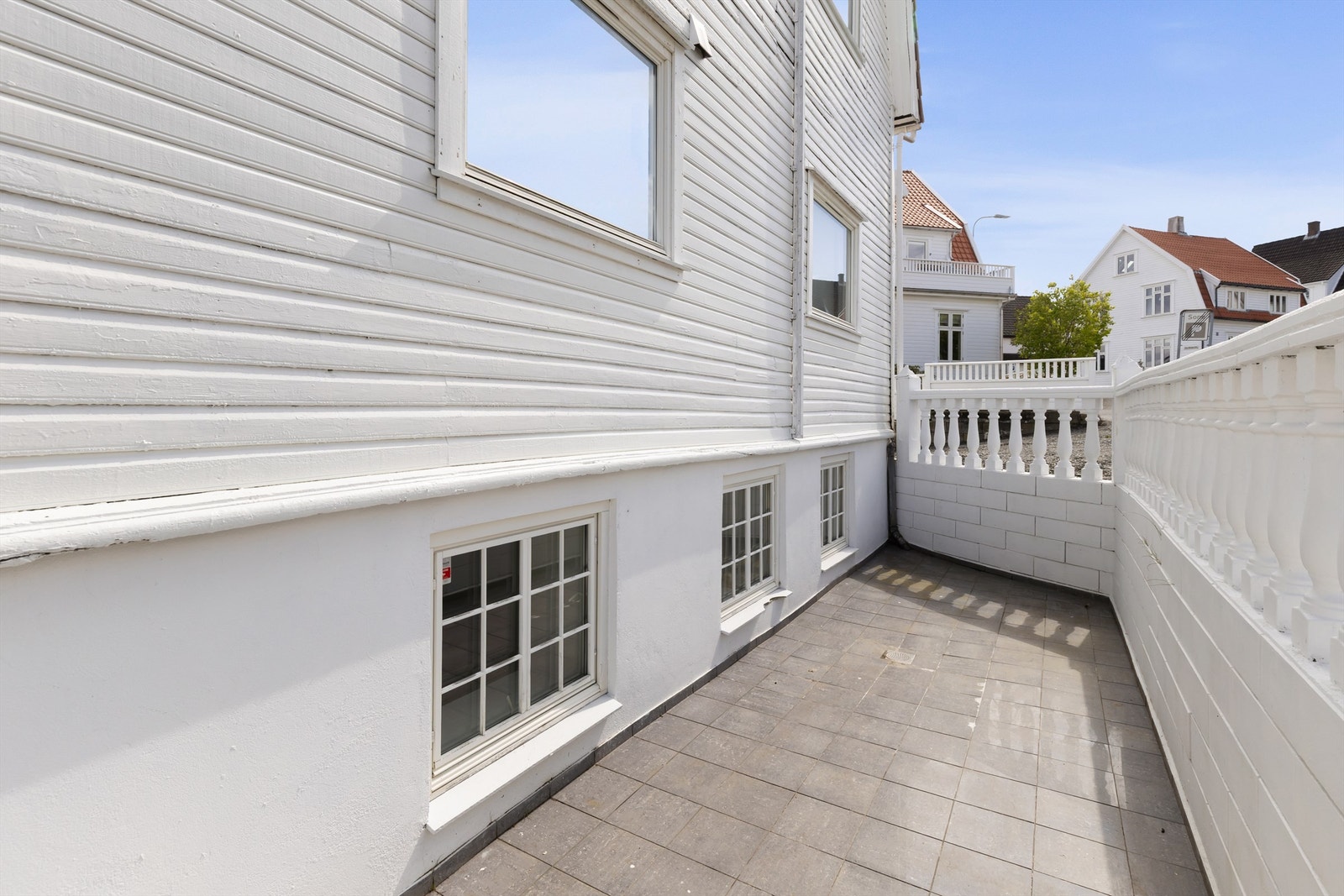 Leiligheten ligger i bygningens sokkeletasje med rom under terrengnivå. Galleribilde
