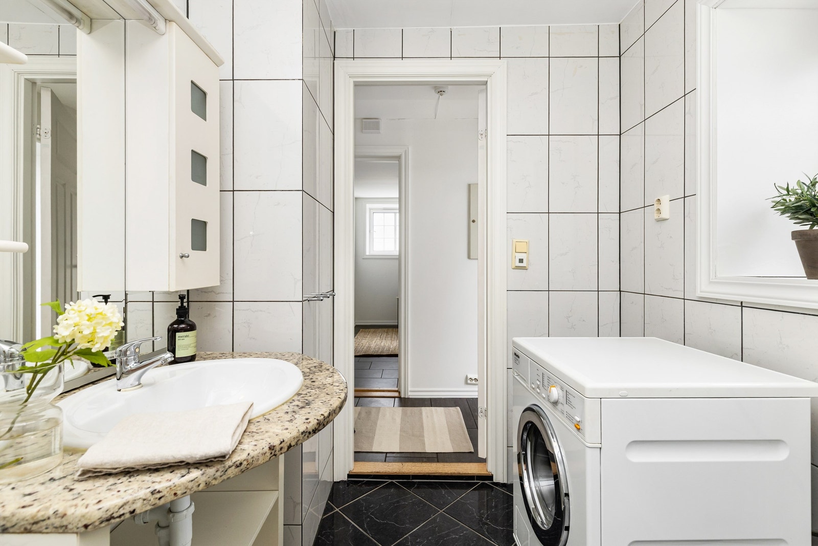 Badet er funksjonelt med opplegg for vaskemaskin. Galleribilde