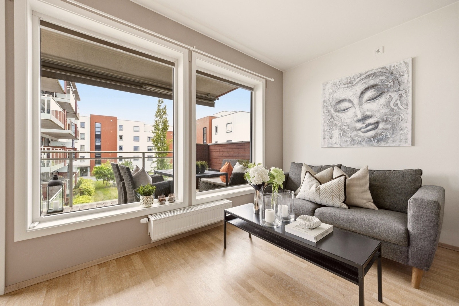 Leiligheten har en stor og lys stue med god plass til sofa, TV og tilhørende møblement Galleribilde